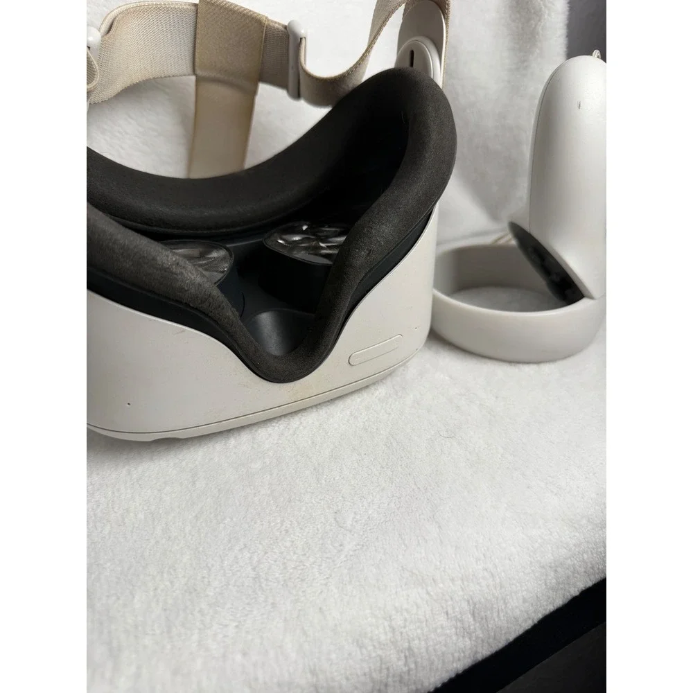 Oculus Quest 2 VR Headset Unisex One Size White Fair Stained Straps Scuffed